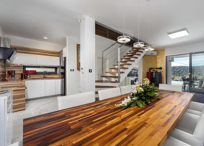 4 Bedroom Amazing In Kostelj Vakantiehuis Grižane