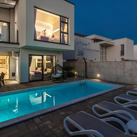 4 Bedroom Amazing In Kostelj Ferienhaus *